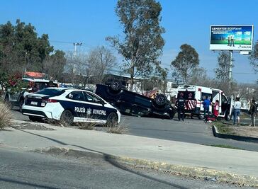 Volcadura de camioneta causa congestión vial en la México-Pachuca