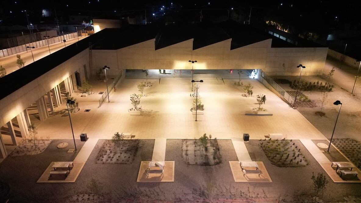 La SEDATU invirtió en este complejo deportivo 113MDP, que dotará a los tizayuquenses de espacios de esparcimiento como lo son salones de usos múltiples para diversas clases, alberca, canchas, zona de enfermería, complejo comercial, escenario, entre otros; como parte del Programa de Mejoramiento Urbano (PMU).