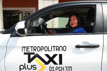 ¡De las aulas al volante! La historia de Maura, taxista nocturna en Pachuca