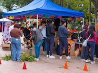 Entre flores, pan y recuerdos, familias mantienen viva la tradición de las ofrendas