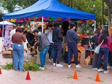Entre flores, pan y recuerdos, familias mantienen viva la tradición de las ofrendas