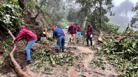 Entre lodo,Servidores del Pueblo reconstruyen el camino tras la tormenta