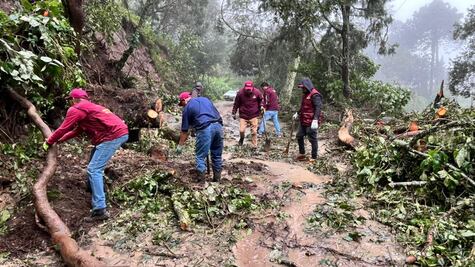Entre lodo,Servidores del Pueblo reconstruyen el camino tras la tormenta
