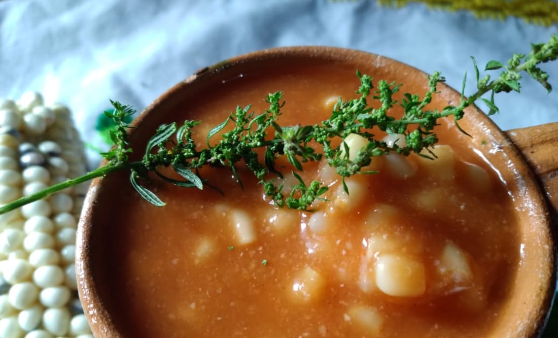 Canasta de hongos, Tlaxcales acompañados de chocolatzintli, dulce de chilacayote, chileatole, hongarillas y sopes de panza silvestre. Fotos operadora turística indígena FFF