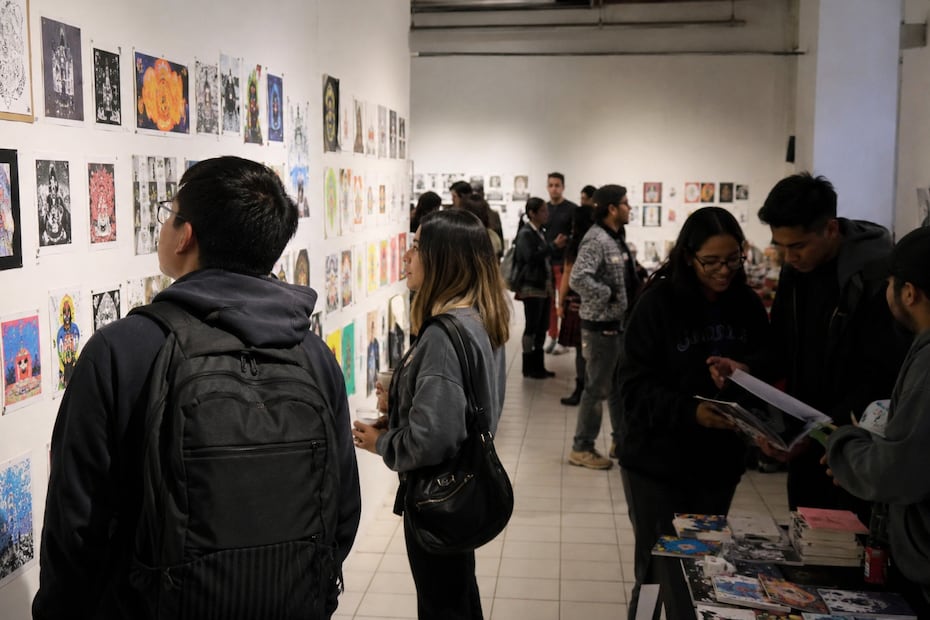 Pollo es Amor celebra 19 años de historia con exposición gráfica y actividades en Pachuca | Imagen generada con IA