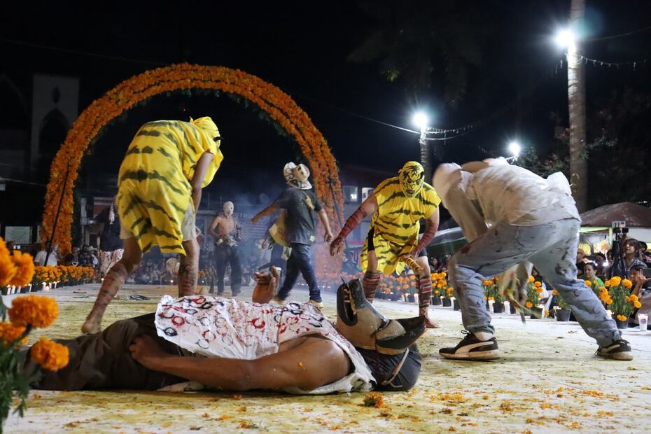 Huejutla celebra Xantolo con magno escenario dedicado a las almas | Foto: Francisco Bautista