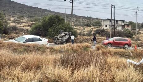 Aparatosa volcadura en la Pachuca–Actopan genera tráfico en San Agustín Tlaxiaca