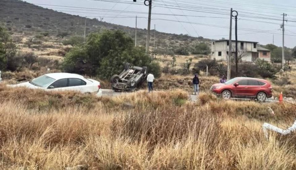 Aparatosa volcadura en la Pachuca–Actopan genera tráfico en San Agustín Tlaxiaca