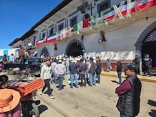 Habitantes de La Mesa bloquean desfile en Acaxochitlán por incumplimiento de obra carretera