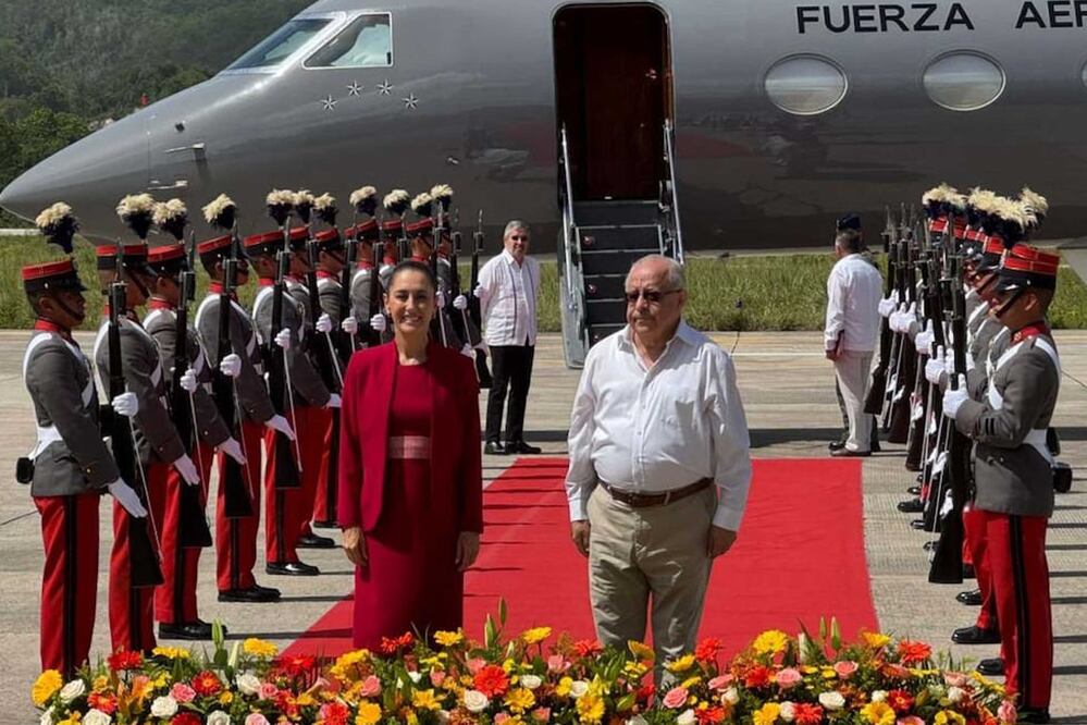 La presidenta Claudia Sheinbaum Pardo llegó al departamento de Petén, Guatemala, para sostener una reunión bilateral con su homólogo guatemalteco, Bernardo Arévalo de León, con el objetivo de abordar temas de seguridad, migración, entre otros. Foto: Agencia EL UNIVERSAL/Salvador Corona/ARMM