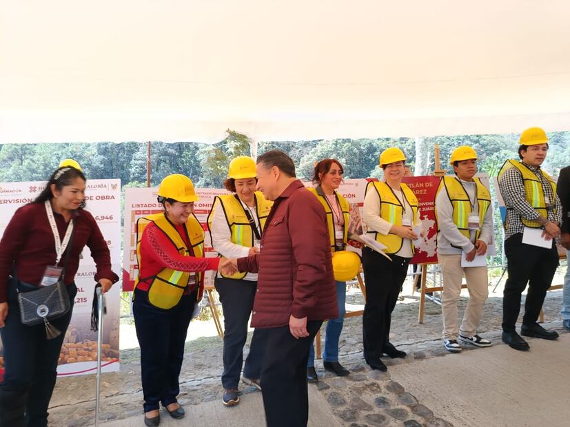 Entregan arco de bienvenida y sendero iluminado en Omitlán | Foto: Lourdes Naranjo