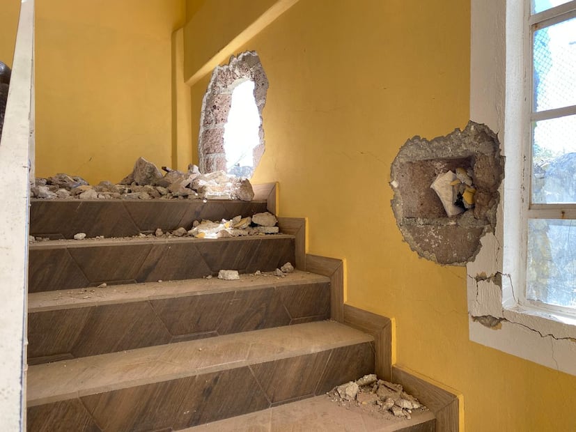 Acusan riesgo de nuevo colapso en barda de museo La Dificultad; familia lleva un año fuera de su vivienda | Foto: Luis Soriano