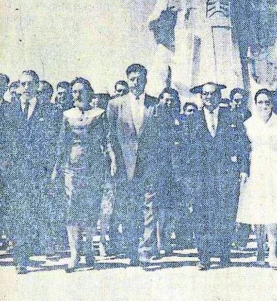 La edil Virginia Soto, al lado de Adolfo López Mateos (al centro). Foto: Especial