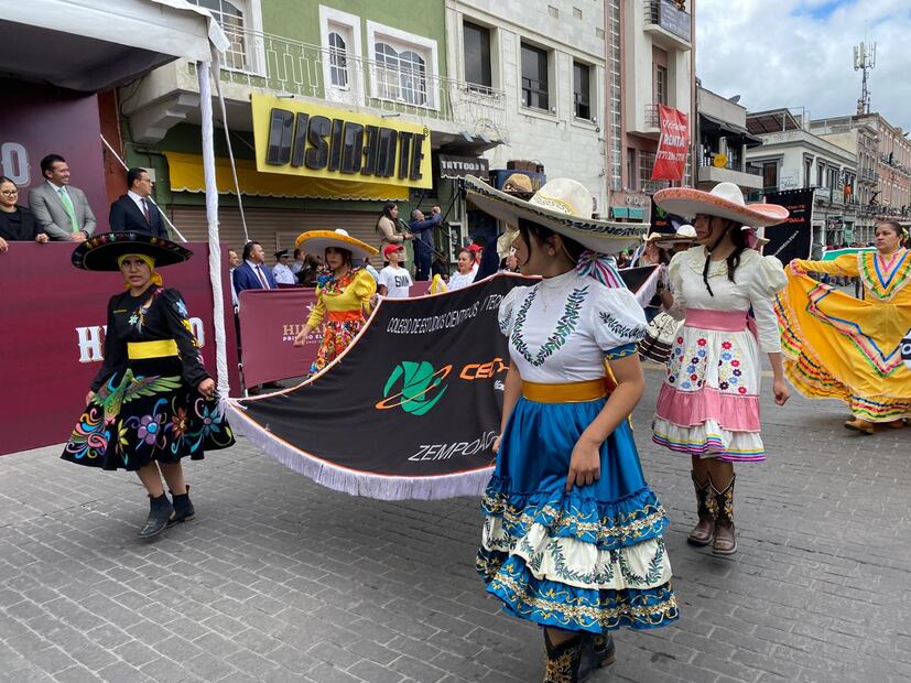 Pachuca conmemora la Independencia con desfile cívico-militar frente al Reloj Monumental | Foto: Luis Soriano