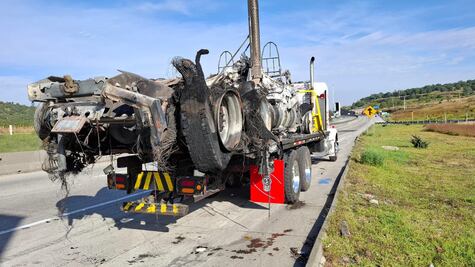 Tráiler se incendia tras choque en autopista hacia Atlacomulco