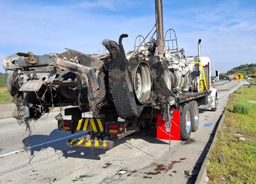 Tráiler se incendia tras choque en autopista hacia Atlacomulco
