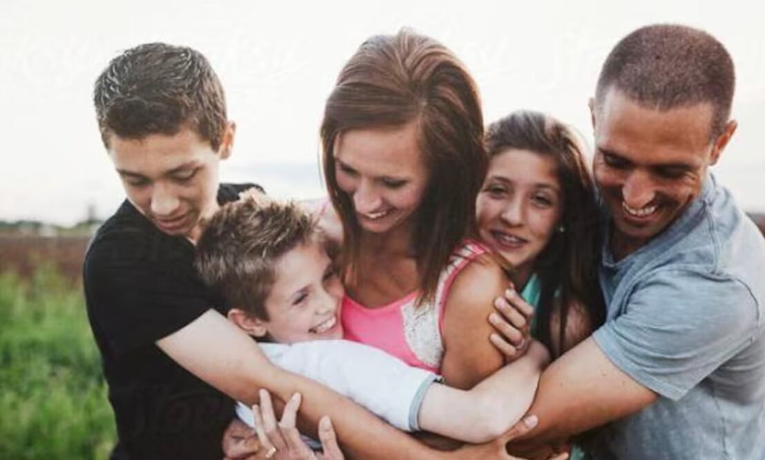 De acuerdo con el mismo estudio este tipo de contacto físico mejora las relaciones matrimoniales y familiares, combate el insomnio, reduce el estrés y aumenta la autoestima. Foto: Producción El Universal