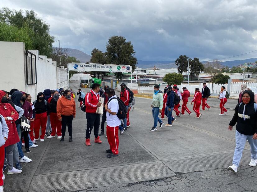 Alumnos de El Mexe bloquean Central de Autobuses de Pachuca; se llevan tres autobuses