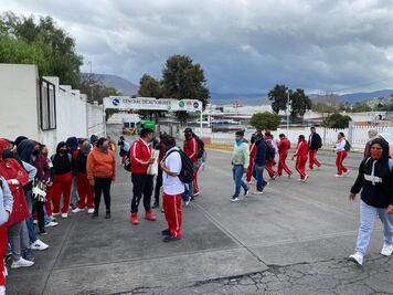 Alumnos de El Mexe bloquean Central de Autobuses de Pachuca; se llevan tres autobuses