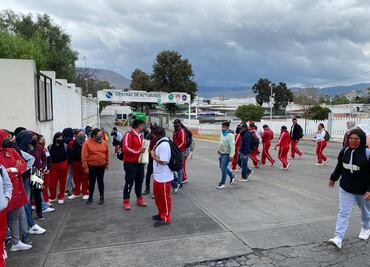 Alumnos de El Mexe bloquean Central de Autobuses de Pachuca; se llevan tres autobuses