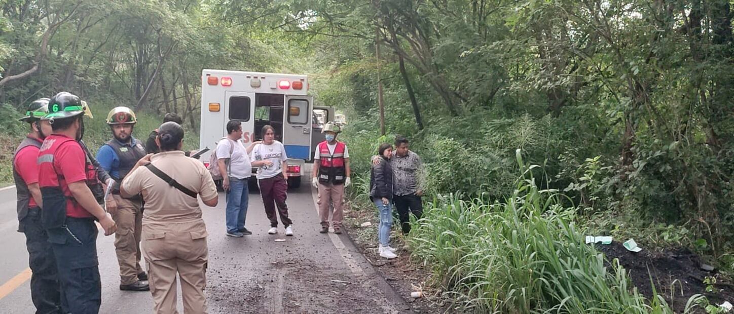 Estudiantes del Cobaeh Huejutla sufren accidente en la México-Tampico | Foto: Francisco Bautista
