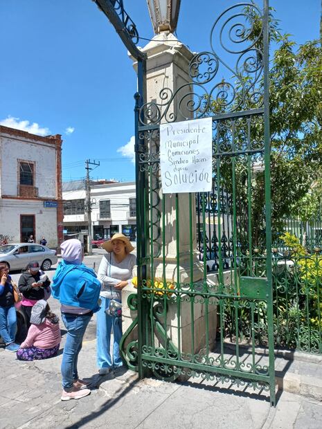 Pobladores de Luz del Carmen y La Marqueza se manifestaron en Casa Rule | Foto: Miriam Aviles