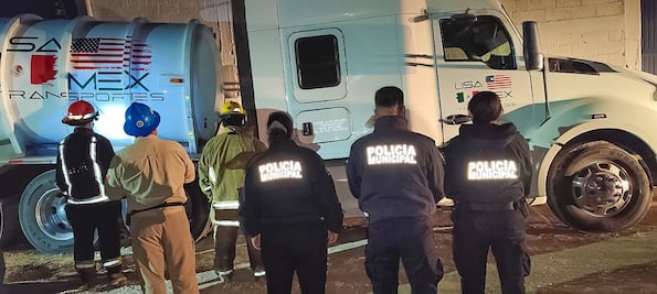 Detienen a conductor de pipa con hidrocarburo robado en Mineral de la Reforma