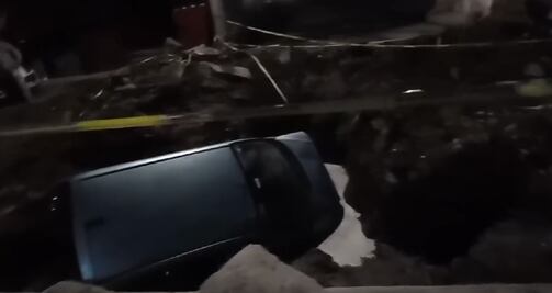 Auto cae en zanja sin señalizar en colonia de Pachuca