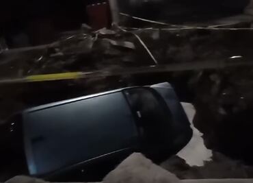 Auto cae en zanja sin señalizar en colonia de Pachuca