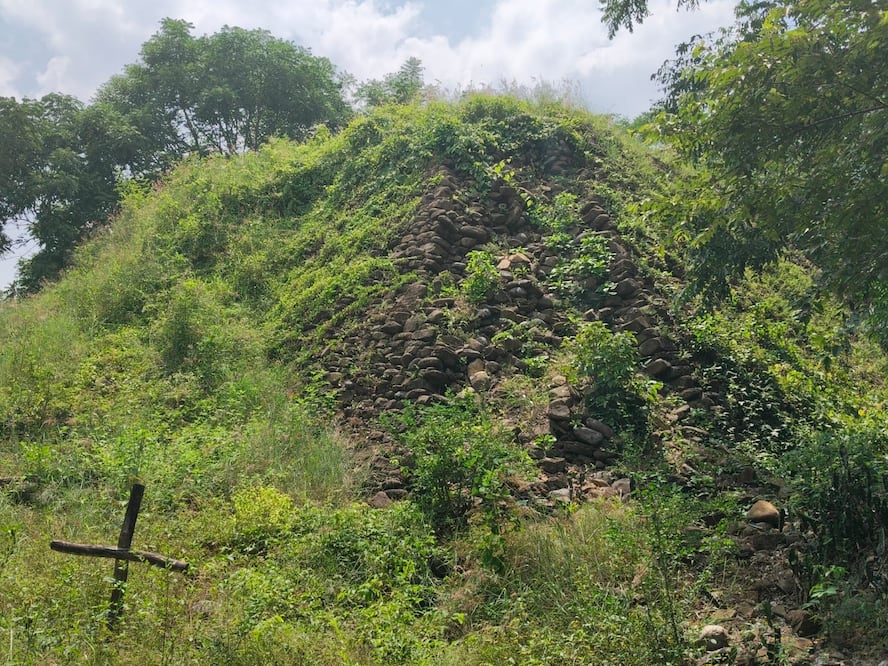 Vestigios arqueológicos de la Huasteca Hidalguense permanecen bajo la maleza y el abandono en Yahualica | Foto: Francisco Bautista