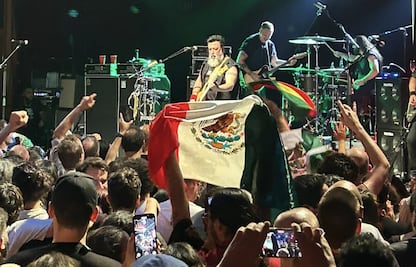 Molotov electrifica París con su rock rebelde