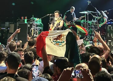 Molotov electrifica París con su rock rebelde