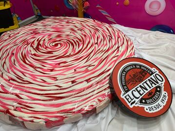 Feria de San Francisco Pachuca exhibe la paleta de caramelo más grande del país