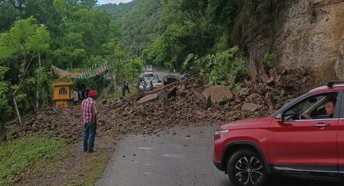 Derrumbe bloquea tramo carretero Tlanchinol - Coacuiilco -Huejutla