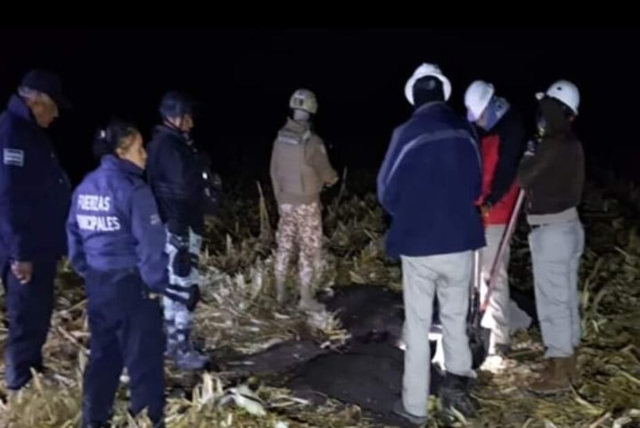 Dos camionetas cargadas con bidones arden junto a ducto de PEMEX en Ajacuba | Foto: Especial