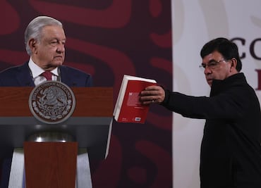 Por la veda, AMLO inicia en su mañanera con capítulos de su libro