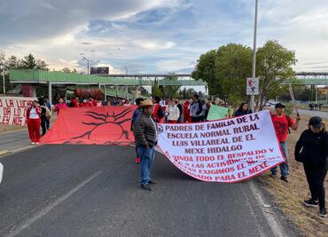 Normalistas de El Mexe mantienen bloqueo en Felipe Ángeles