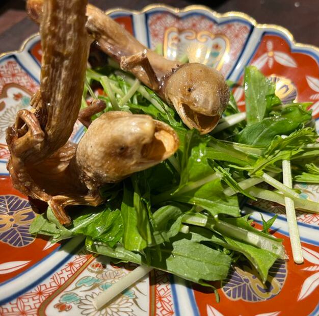 Indigna platillo de ajolotes fritos de restaurante japonés | Twitter: @noge_chinjuya