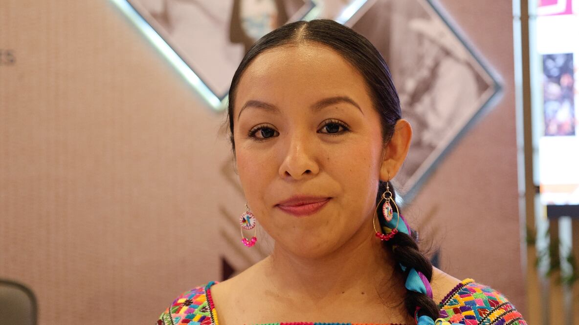 Orgullo, raíz e identidad se plasman en la obra de Karina Calixto Valentín, fotógrafa otomí-tepehua que expone “Mi pueblo, mi orgullo, mi raíz” en el Palacio de Gobierno | Foto: Especial