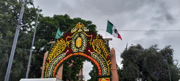 Tapizan las calles de colores en honor al Señor de Jalpan en Ixmiquilpan