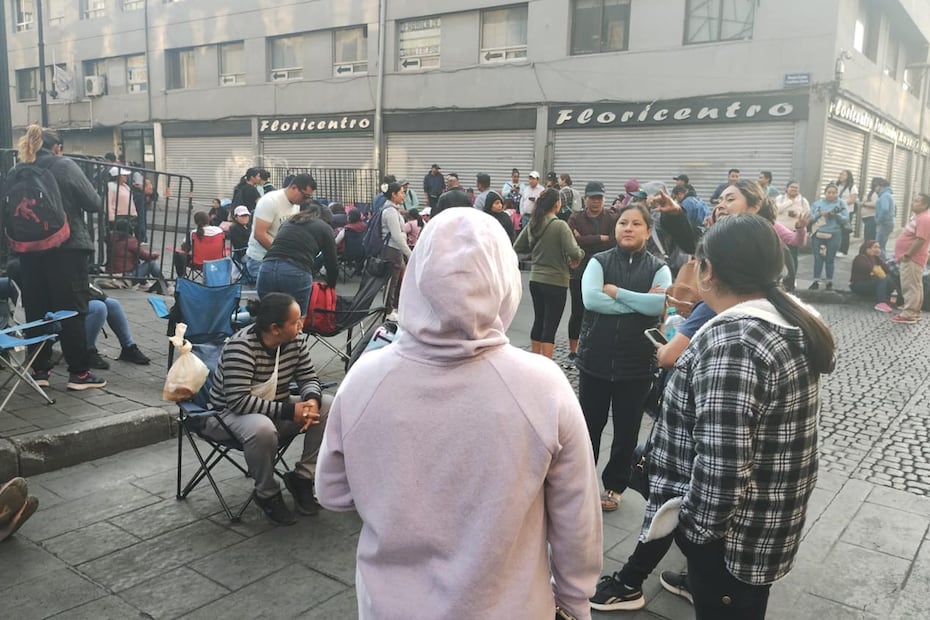 Esta mañana de miércoles 21 de mayo de 2025, integrantes de la Coordinadora Nacional de Trabajadores de la Educación (CNTE) bloquean todos los accesos a Palacio Nacional, e incluso retiraron algunas vallas metálicas instaladas en los alrededores del recinto histórico. Foto: Agencia EL UNIVERSAL/Fernanda Rojas/RDB.