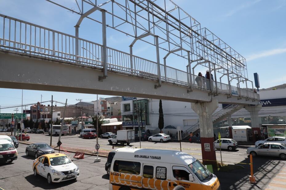 En el segundo semestre de 2022, la empresa Publirex Centro solicitó la protección de la justicia federal debido a retiro de sus estructuras de publicidad de tres puentes peatonales que conectan con las estaciones del Tuzobús.