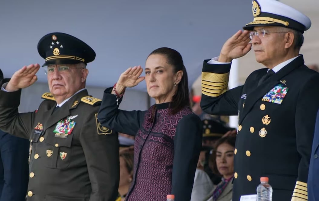 Claudia Sheinbaum, presidenta de México, encabezó el 50 aniversario del Heroico Colegio Militar en Tlalpan. Estuvo acompañada por el Secretario de Defensa Nacional, General Ricardo Trevilla, y otros miembros de su gabinete. Foto: Santiago Cadena/EL UNIVERSAL