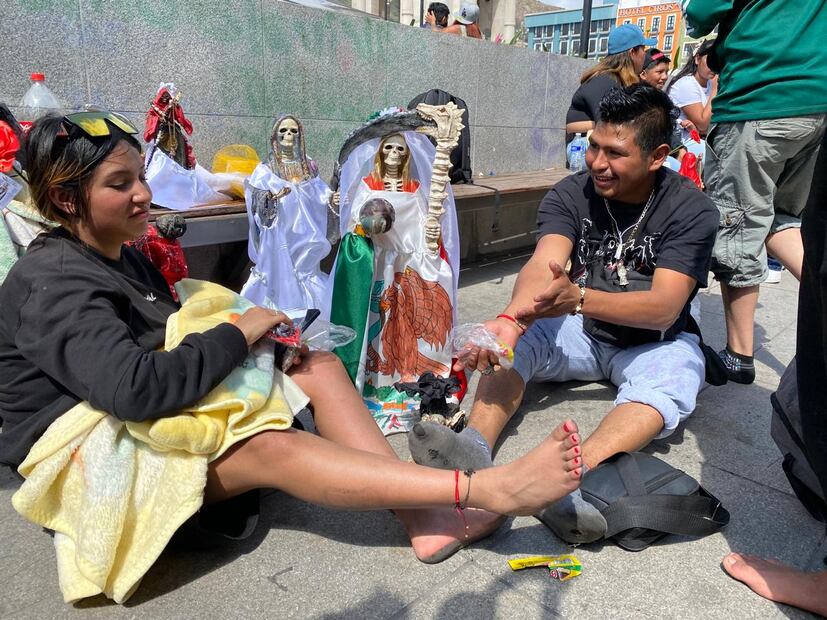 Fieles de la Santa Muerte llenan de fe y color las calles de Pachuca | Foto: Luis Soriano