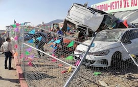 Camioneta vuelca y termina al interior de un lote de autos de la carretera Pachuca-Ciudad Sahagún 