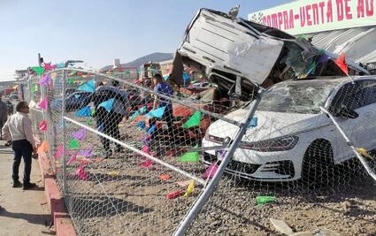 Camioneta vuelca y termina al interior de un lote de autos de la carretera Pachuca-Ciudad Sahagún