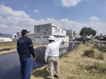 Controlan fuga de ducto de Pemex en Santiago Tlapacoya