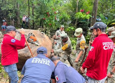 Personal del Ejército Mexicano con el Plan DNIII E se suman para retirar derrumbe
