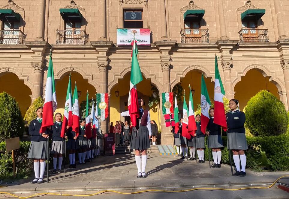 De manera simultánea en las plazas públicas de los municipios se llevaron a cabo los honores a la Bandera, se cantó el Himno Nacional  | Foto: Especial