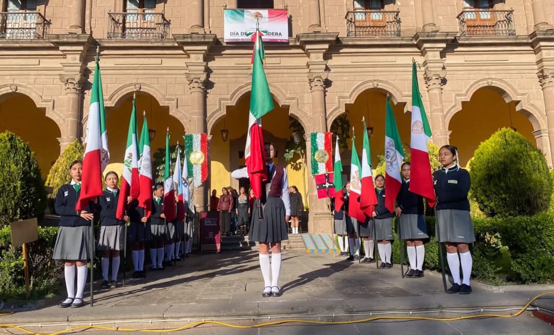 De manera simultánea en las plazas públicas de los municipios se llevaron a cabo los honores a la Bandera, se cantó el Himno Nacional | Foto: Especial